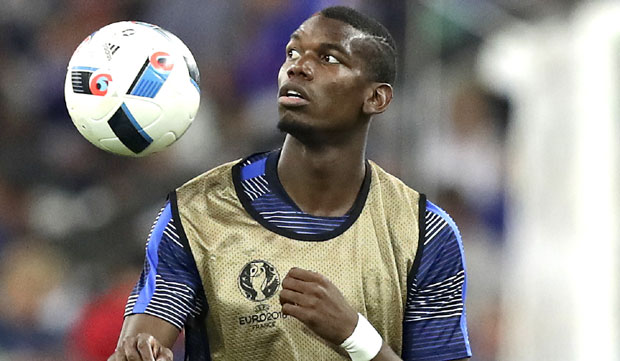 Играчи између поста и фудбала