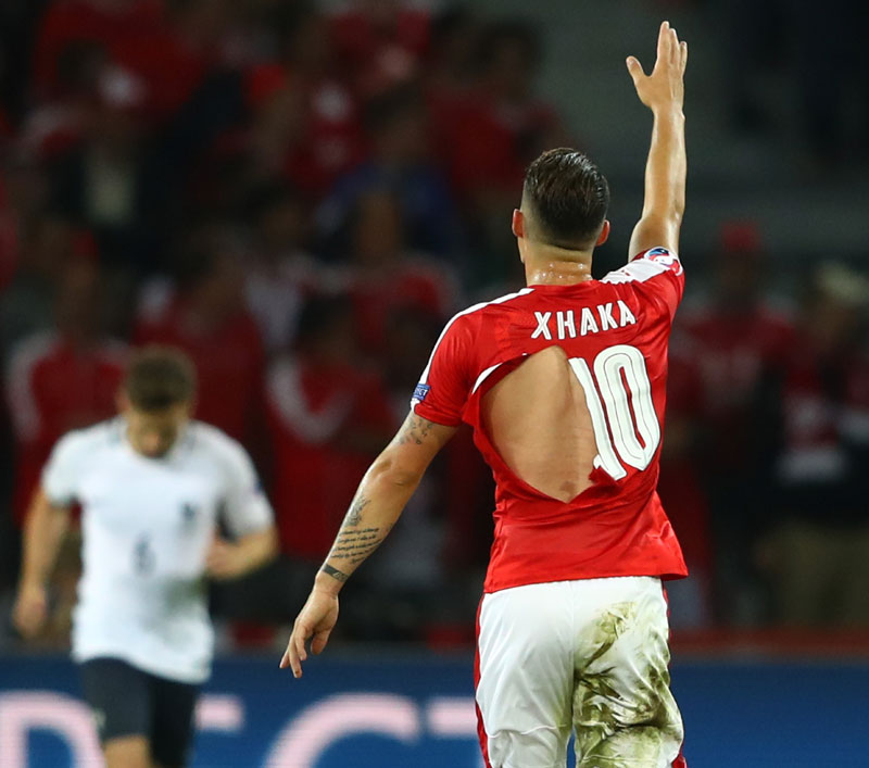 ФУДБАЛСКА РАЗГЛЕДНИЦА: Исцепани дресови на фарбаној трави