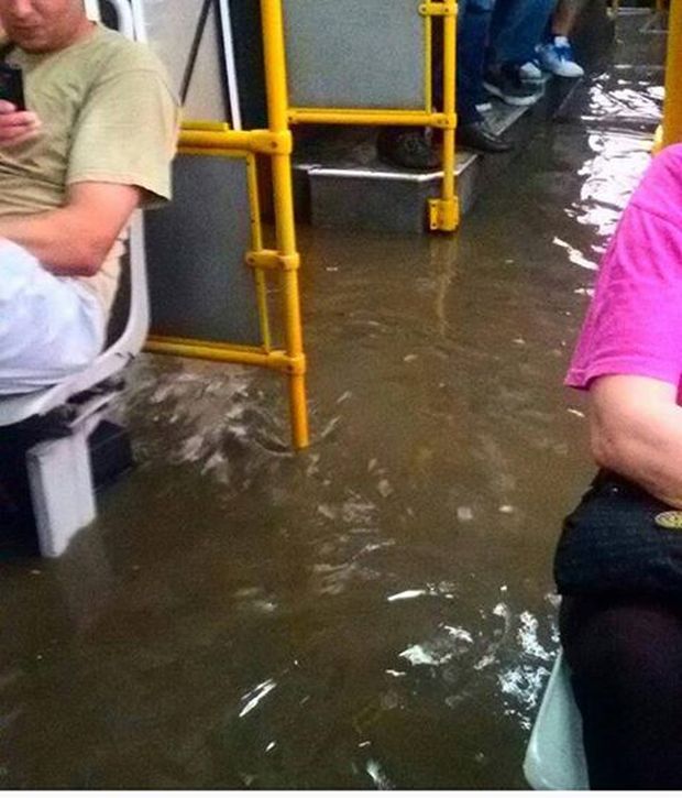 Београђани се возили у потопљеном аутобусу

