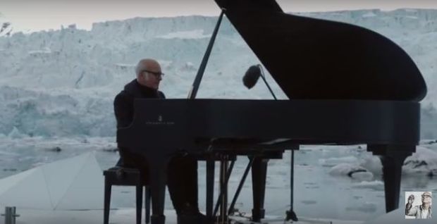 ВИДЕО: Пијаниста свира на санти леда на Арктику