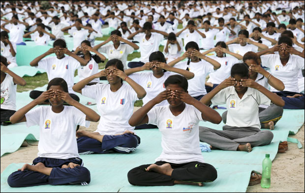 Милиони људи у Индији вежбањем обележили Међународни дан јоге