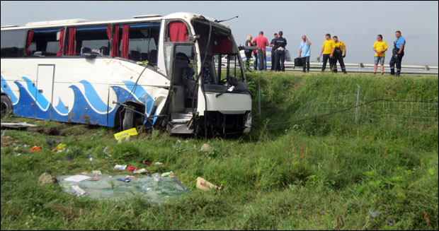 Аутобус здробио петоро туриста!