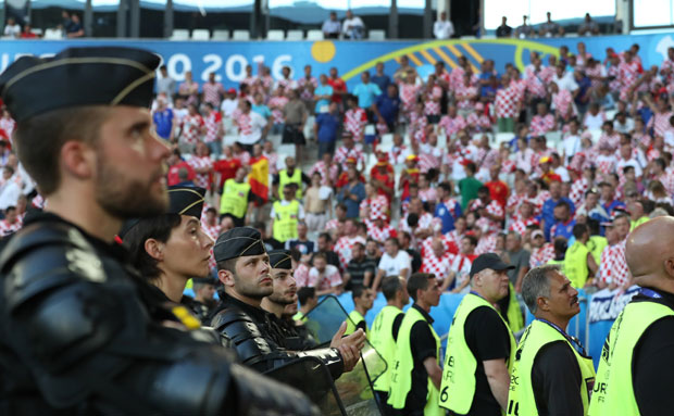 Министар унутрашњих послова Хрватске: Спречен покушај уласка навијача на терен