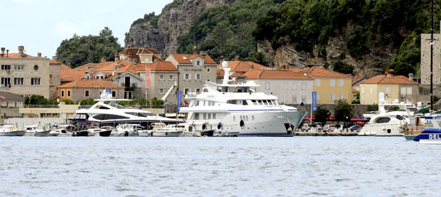 Kaжњени Албанци због истицања албанске заставе у Будви


