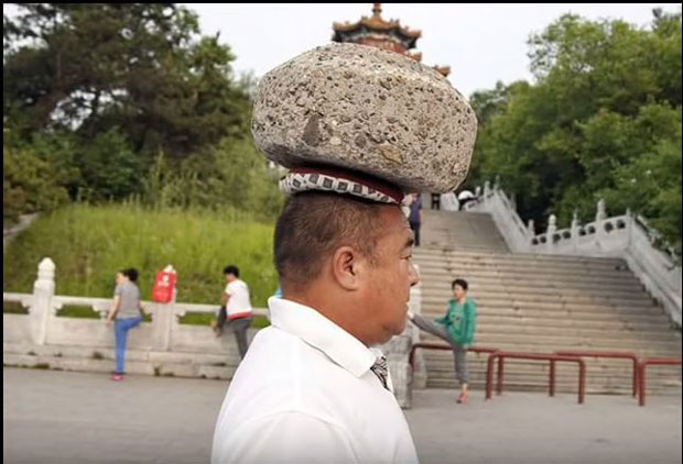 ВИДЕО: Четири године на глави носи камен од 40 килограма да би смршао