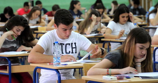 Наставници шапутали на матури