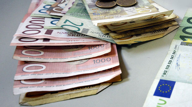 Просечна зарада у Србији у мају опала на 43.951 динара