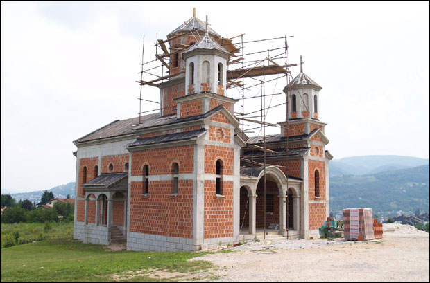 Обесио се на улазу у цркву