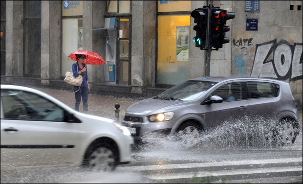 У понедељак мало свежије време, понегде киша или пљускови