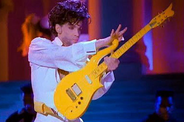 Принсова гитара и Боувијев прамен косе продати за 150.000 долара