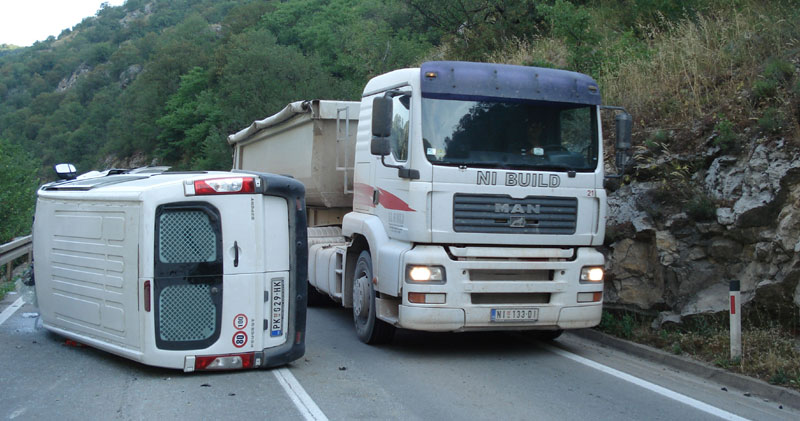 Преврнуо се комби са радницима