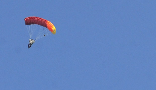 Рускиња се падобраном закачила за далековод