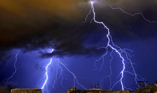 НЕВРЕМЕ У ЕНГЛЕСКОЈ: 20.000 муња парало небо, поремећени летови