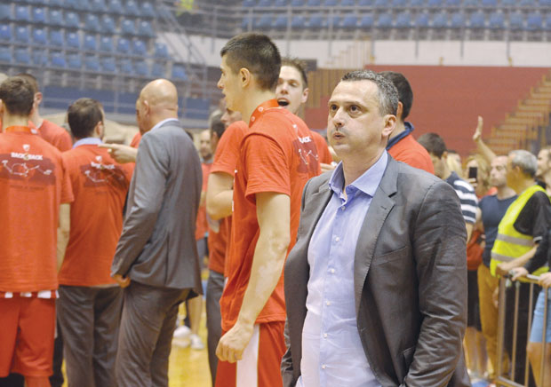 ЗВАНИЧНО: Радоњић остаје на Звездиној клупи