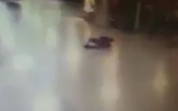 ЈЕЗИВ СНИМАК: Нападач се разнео пошто га је упуцао полицајац