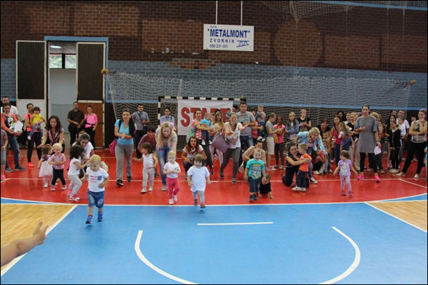 Трчало и пузало 300 деце