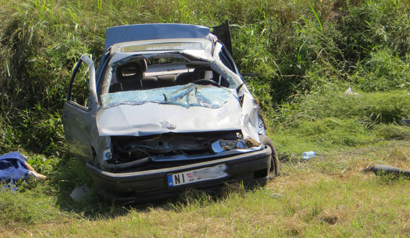 Тешка саобраћајна несрећа код Алексинца: Возач погинуо, супруга повређена