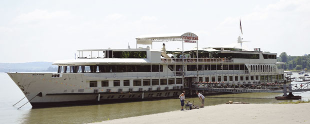 Брод-хотел и даље на Земунском кеју