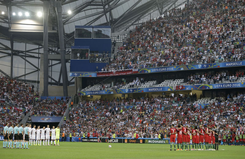 Минут аплауза у Марсељу за убијене у Истанбулу