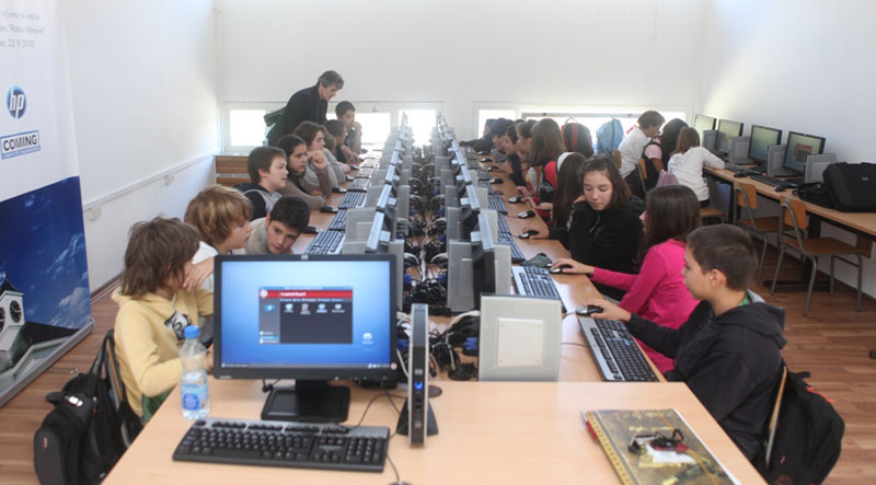 Пред компјутером готово сва деца