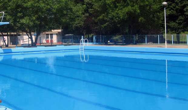 Педофилу који је крадом снимао девојчице на базену шест месеци затвора