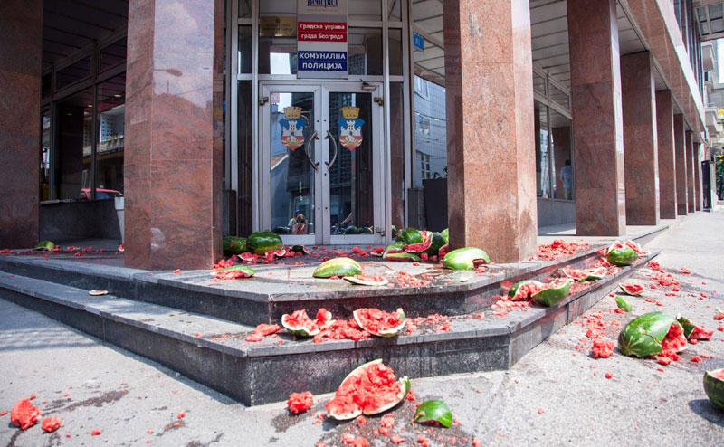 200 килограма лубеница бачено на седиште комуналне полиције