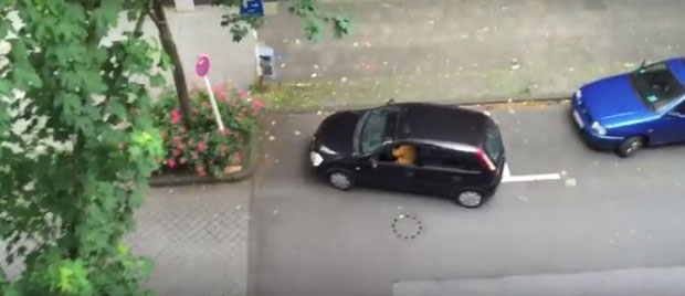 ОВО ЈОШ НИСТЕ ВИДЕЛИ: Шест минута безуспешно упаркирава аутомобил (ВИДЕО)