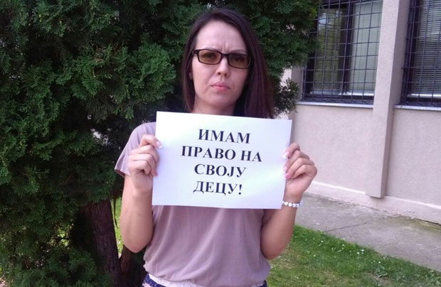 ПРОТЕСТ ИСПРЕД СУДА У БАЧКОЈ ПАЛАНЦИ: Муж ми не да децу да виђам!