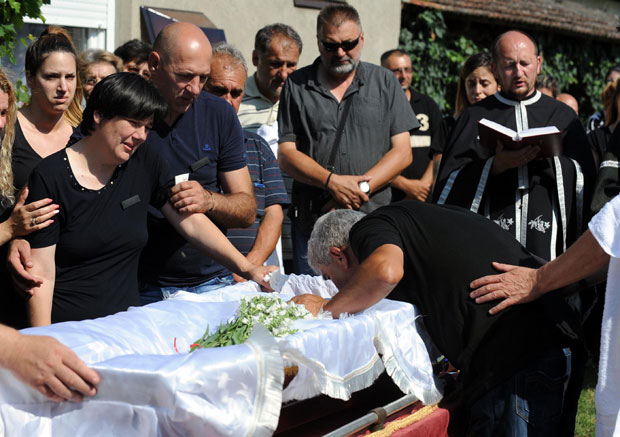 Сузе и лелеци на сахранама Дијане, Јоване и Владимира: Дете моје... животе мој... све су нас сахранили!