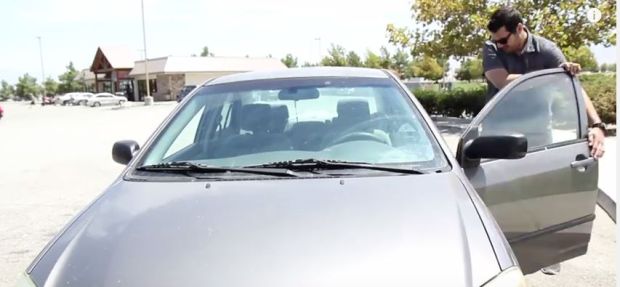 Како брзо расхладити аутомобил паркиран на сунцу (ВИДЕО)