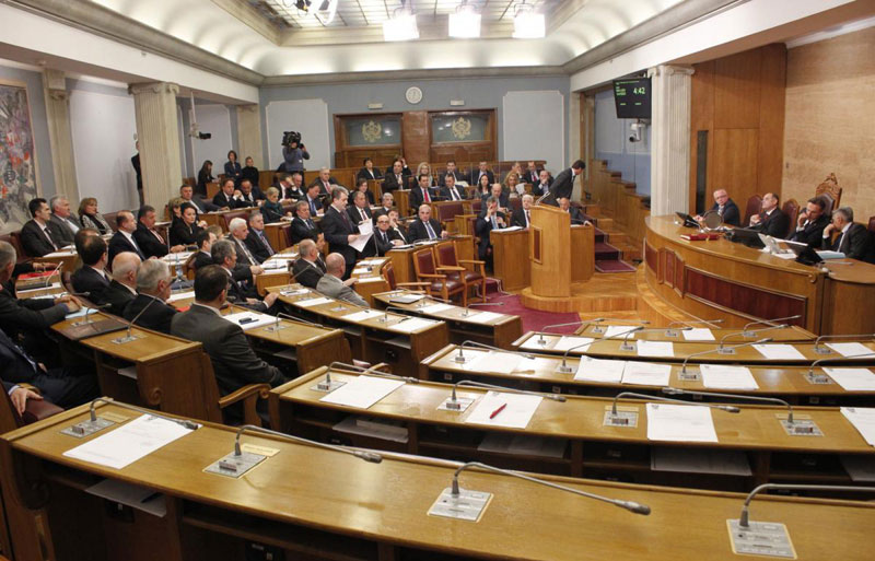 ЦГ: Посланицима крешу енормне плате