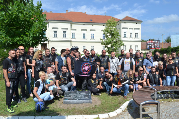 Ноћни вукови граде село