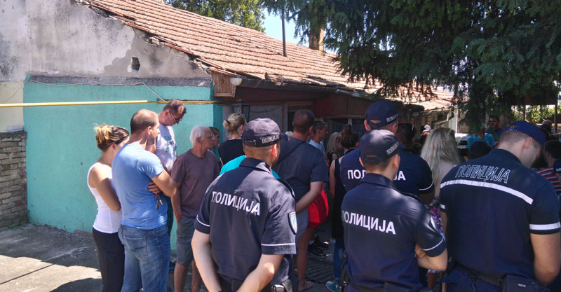 Исељена петочлана породица: Остало им 16 квадрата, без врата! (ВИДЕО)