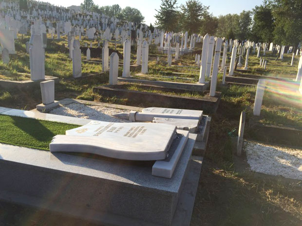 НА Бајрам оскрнавили гробове