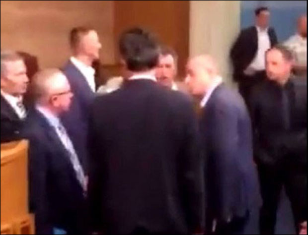 ЦГ: Насиље пренето и у парламент