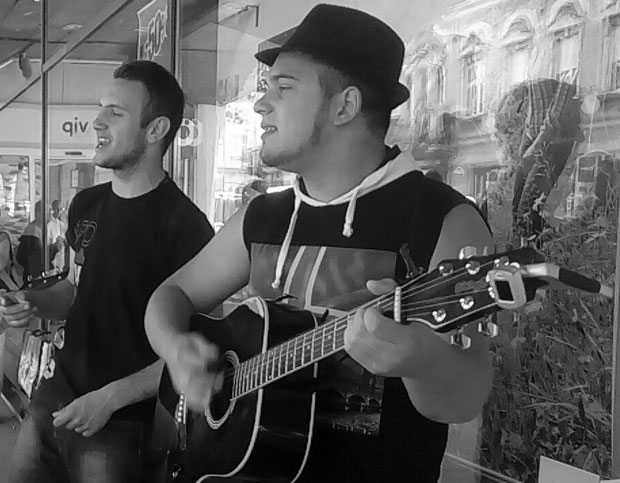 ЗБОГ ЊИХ СЕ ЗАУСТАВЉА ВРЕМЕ: Уз “Непланиране путнике” се и пева и плаче (ВИДЕО)