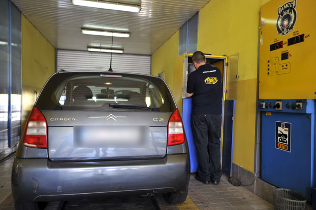 Бесплатна контрола аутомобила пред пут
