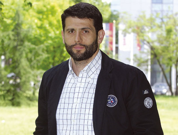 Шапић и даље бира тим