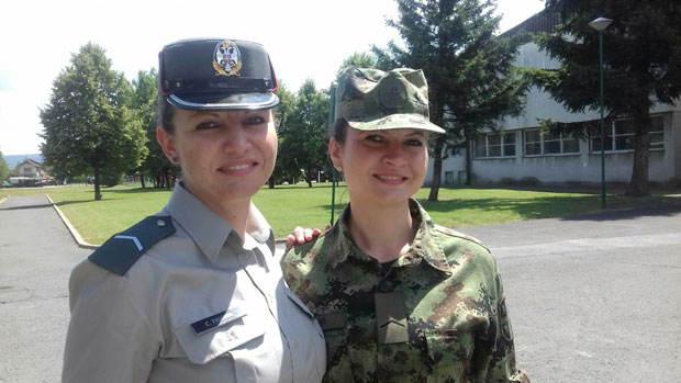 Рођене сестре у војној униформи