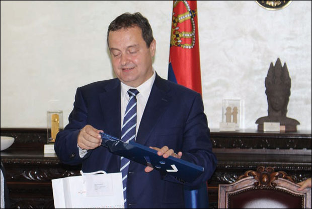 ШПИЈУНКА: Кравата на дар