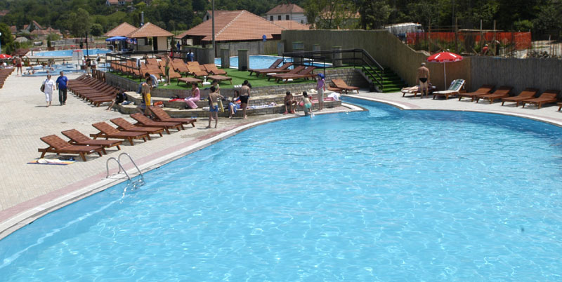 ТРАГЕДИЈА У БАЊИ ВРУЈЦИ: Умро док се купао у базену