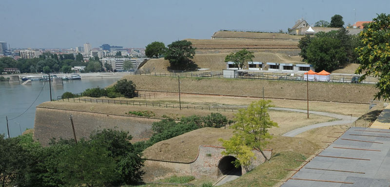 Две девојке пале са бедема тврђаве на Егзиту