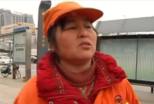 Кинескиња милионер ради у градској чистоћи