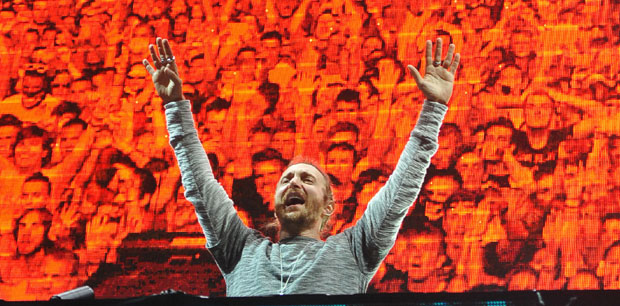 Публика певала са Дејвидом Гетом