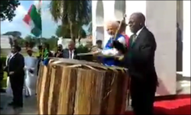 Премијер Индије свирао бубњеве у Танзанији