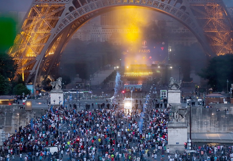 НЕРЕДИ НА УЛИЦАМА ПАРИЗА: Полиција сузавцем растеривала гужву у навијачкој зони (ВИДЕО)