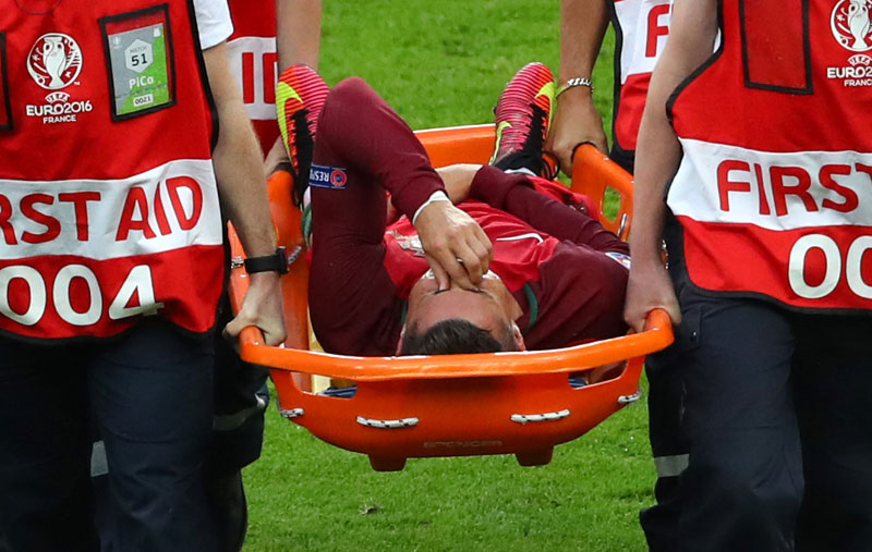 Паје у осмом минуту упропастио финале, Роналдо у сузама и на носилима напустио терен (ВИДЕО)