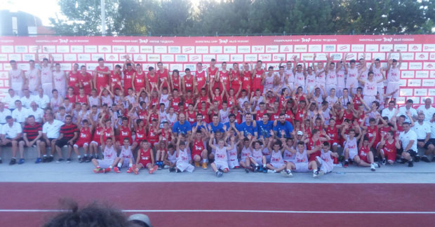 Теодосић уз “асистенцију” саиграча из репрезентације отворио кошаркашки камп