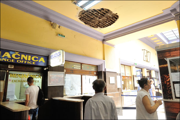 Главна железничка станица: Пао плафон изнад шалтера, срећом нема повређених!