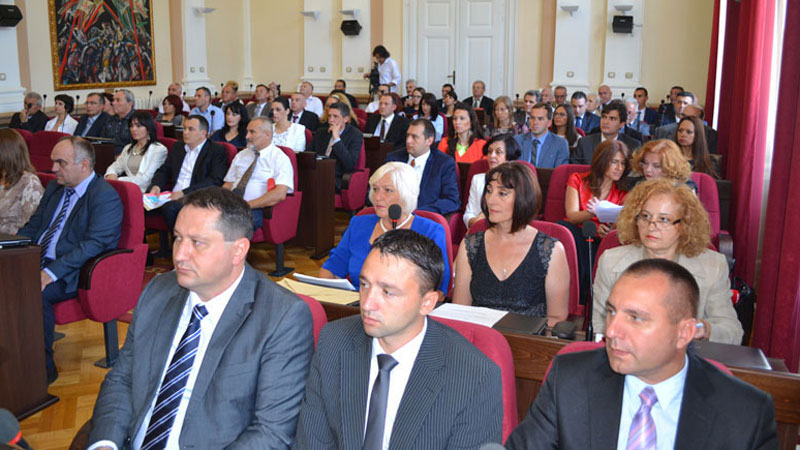 У парламенту као на покретној траци